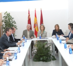 Visita a zonas afectadas por las recientes inundaciones. La Reina con la ministra de Sanidad, Servicios Sociales e Igualdad y el presidente de la Regi